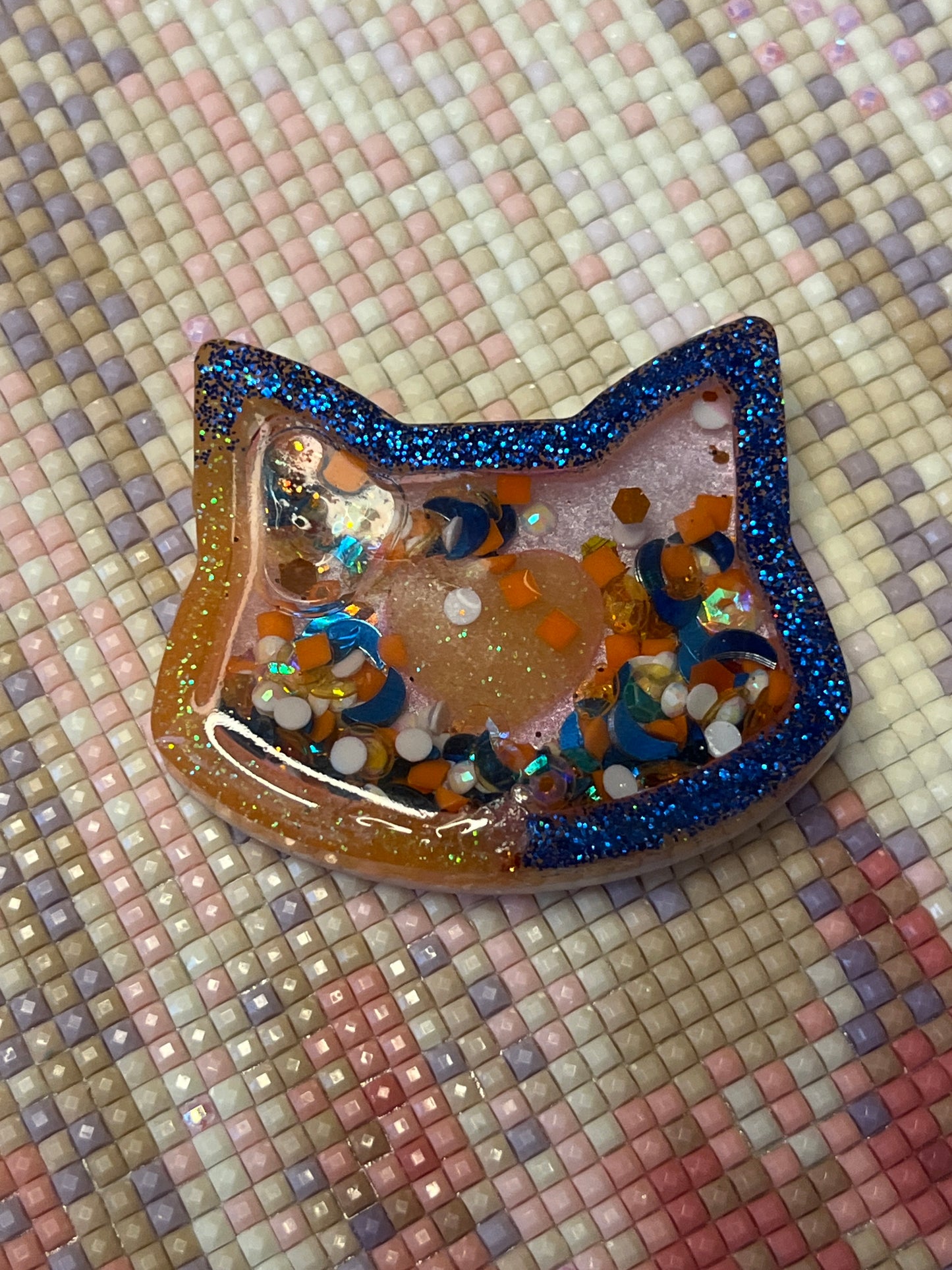 Resin Shaker Blue & Orange Cat Cover Minder