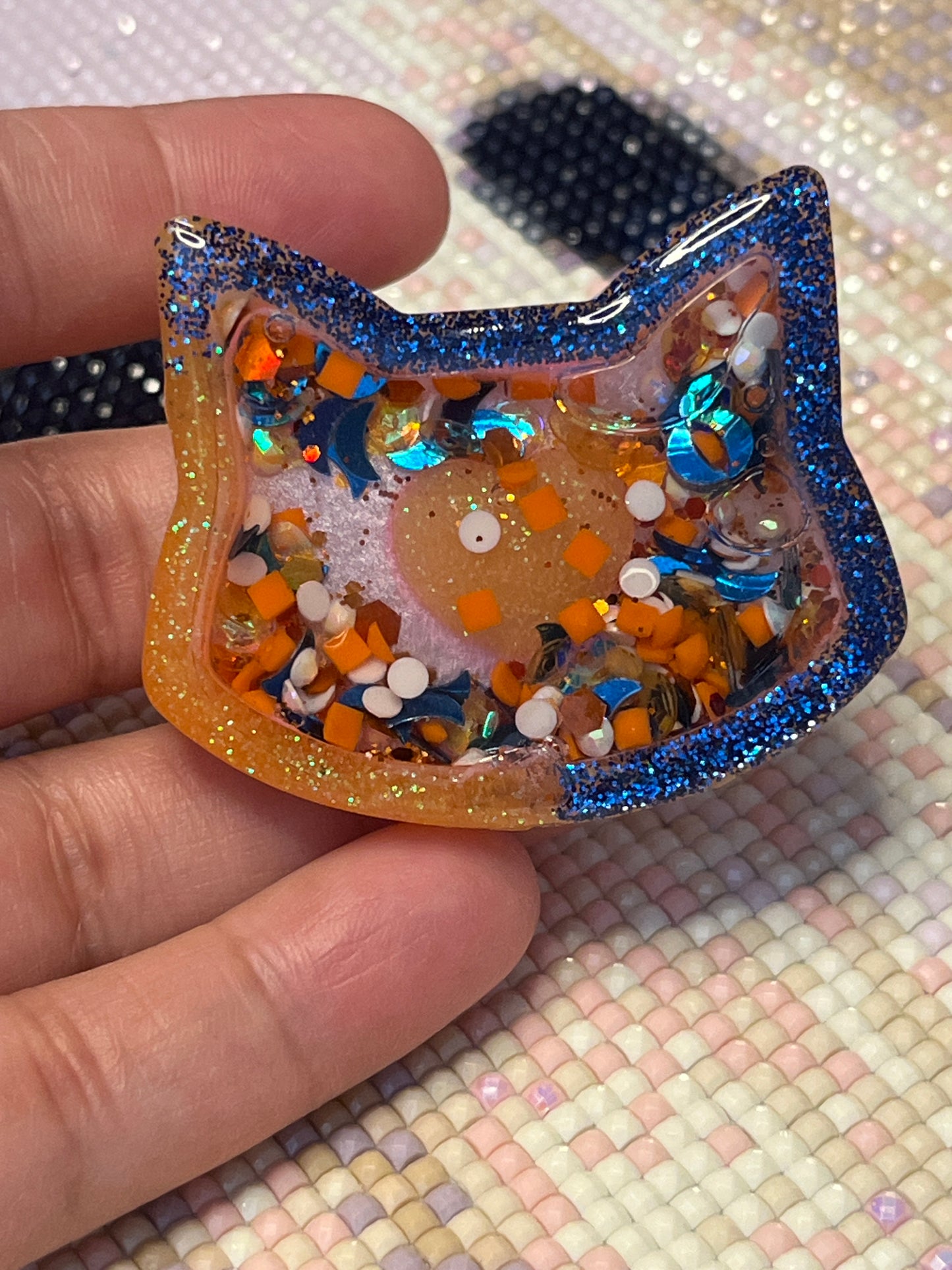 Resin Shaker Blue & Orange Cat Cover Minder